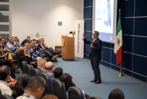 Fernando Platas, exclavadista y medallista olímpico, estuvo presente en el Foro Empresarial “La Economía del Futbol”, realizado por el Instituto Mexicano de Ejecutivos de Finanzas (IMEF) y con participación de Banco Azteca.