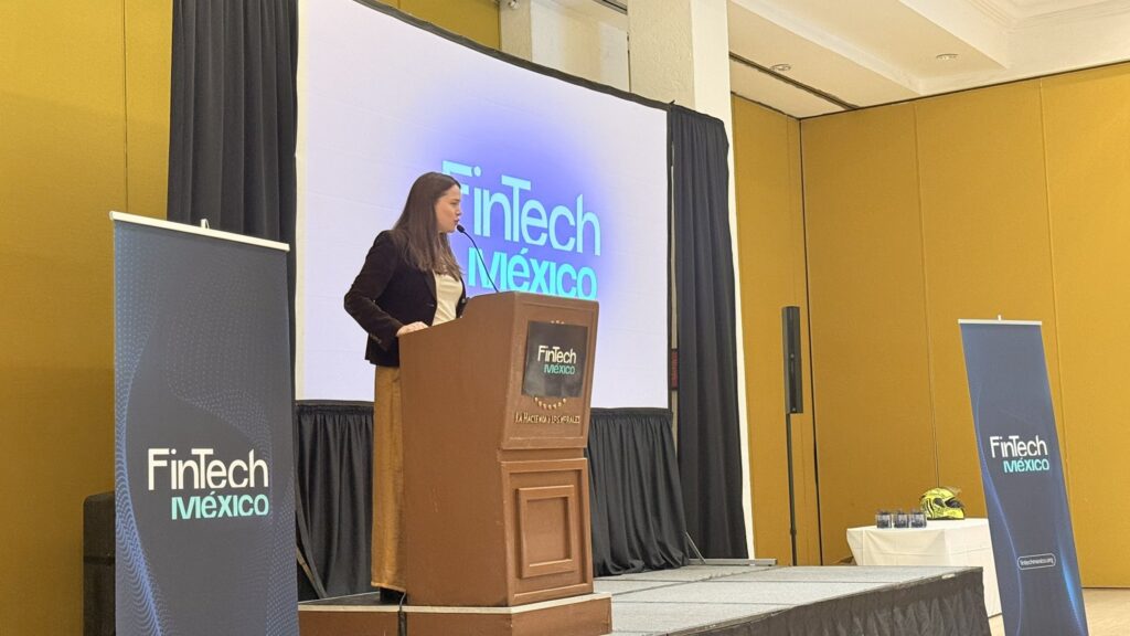 Clauidia Nuñez en el Desayuno de Transición Fintech México 2025.