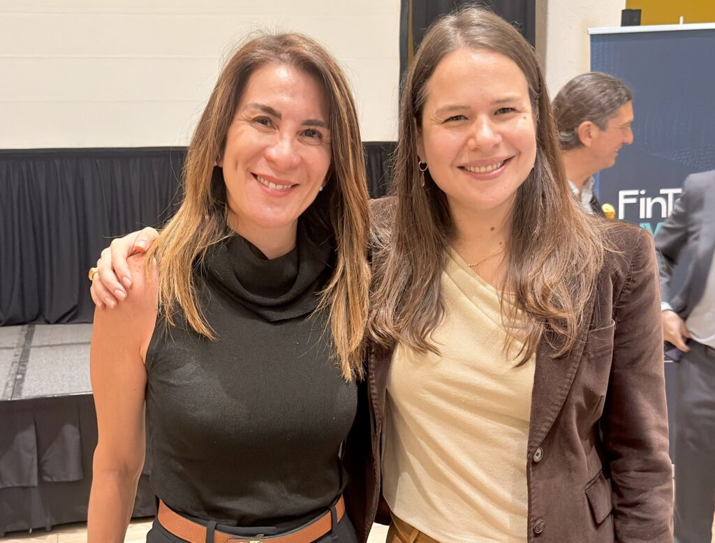 Soraya Pérez Munguía y Claudia Nuñez en el en Desayuno de Transición Fintech México 2025-2027