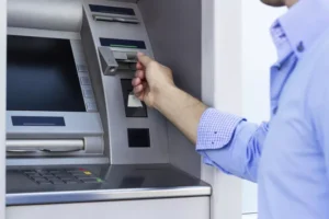 BBVA vs. Banco Azteca: ¿Qué banco tiene más cajeros y sucursales en México?