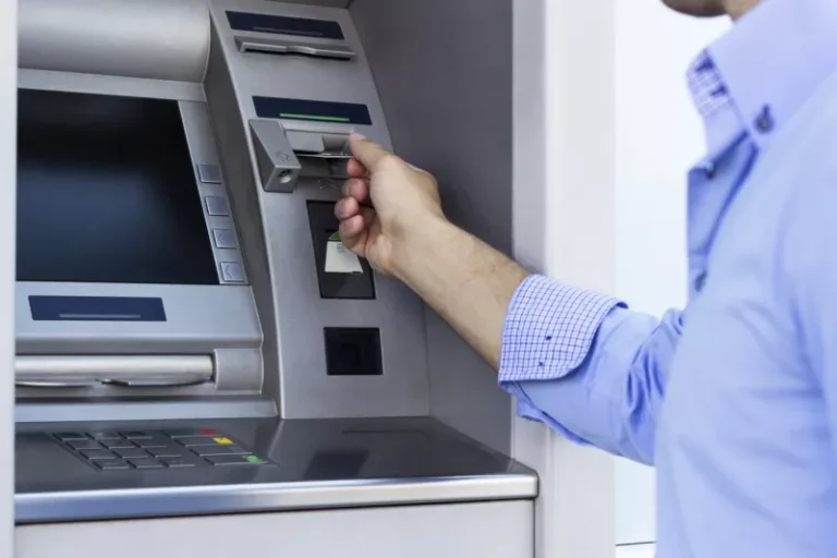 BBVA vs. Banco Azteca: ¿Qué banco tiene más cajeros y sucursales en México?