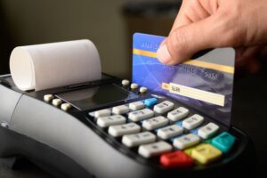 El efectivo todavía no se va, pero las tarjetas ya mueven billones de pesos en las compras cotidianas de México